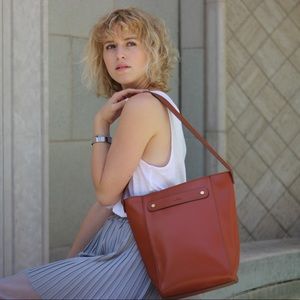 Leather shoulder bag medium sized tan